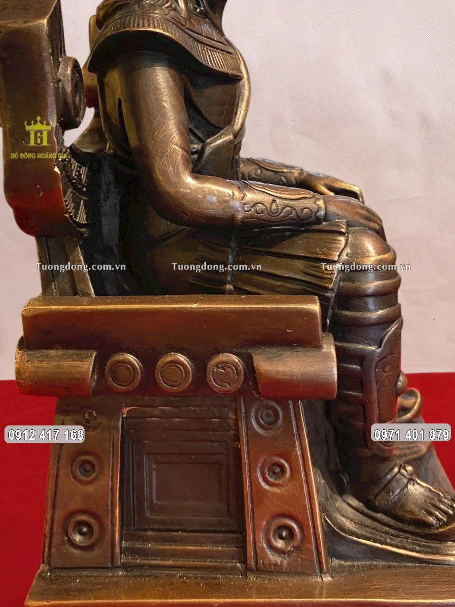 Từng họa tiết hoa văn được chăm chút tỉ mỉ và sắc nét